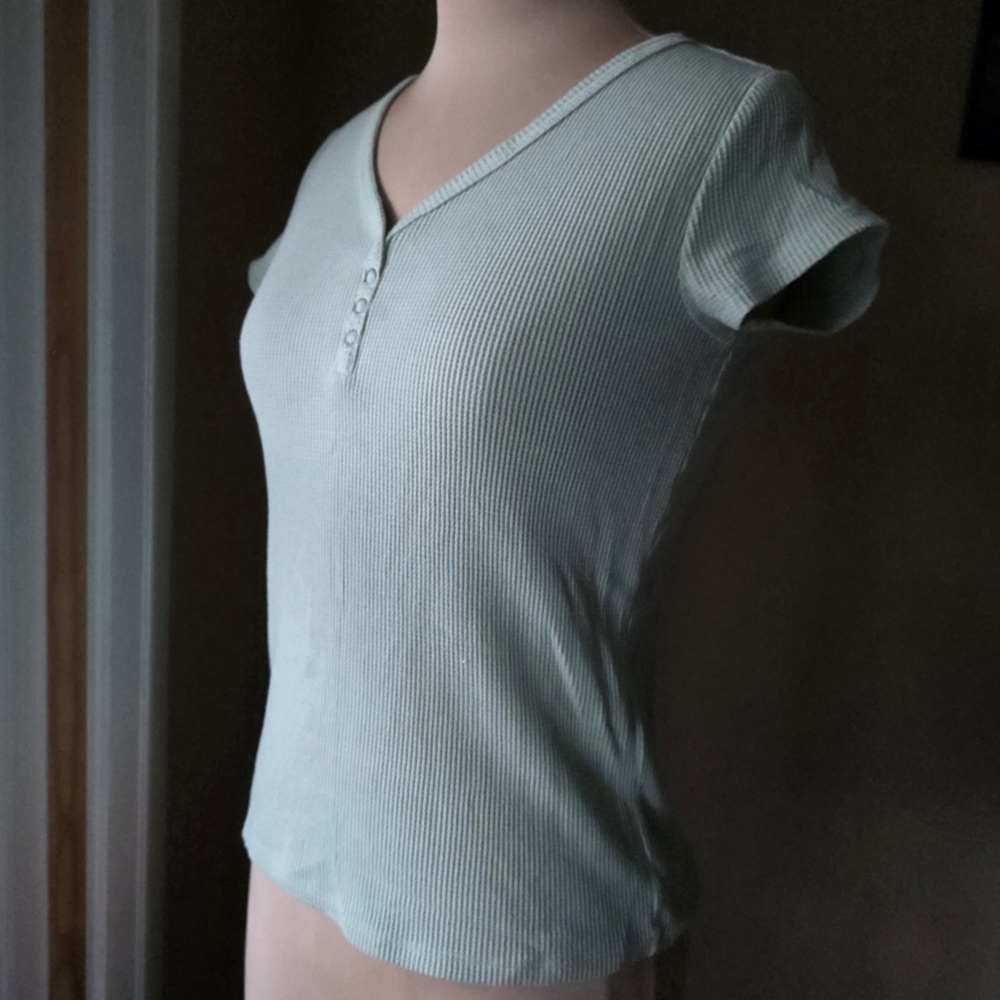 Abercrombie Kids Light Green Ribbed V-Neck Tee size 15/16 Youth XL